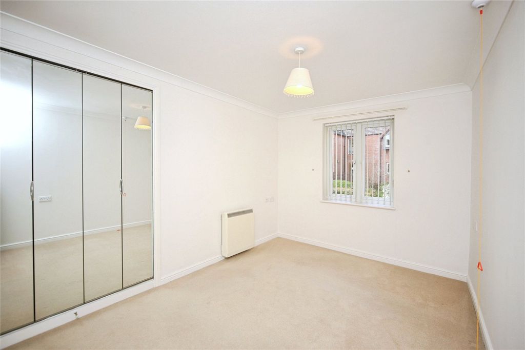 1 bed flat for salePardoe Court, Studley B80 photo 5