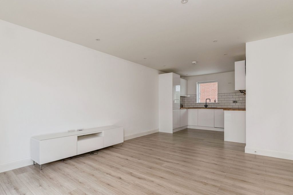 Additional image 5 of 2 bed flat for saleBelvedere Close, Billericay, Essex CM11