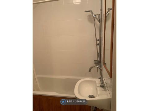 Sunnydene Road, Surrey CR8, Room to rent