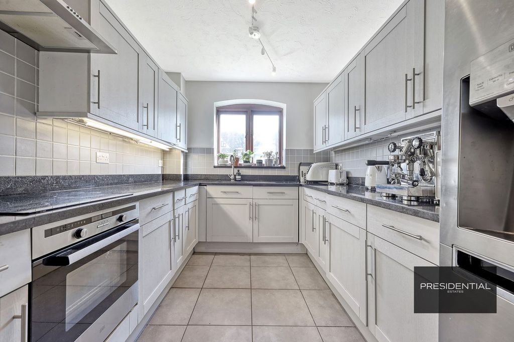 Additional image 10 of 3 bed flat for saleBoleyn Court Epping New Road, Buckhurst Hill IG9