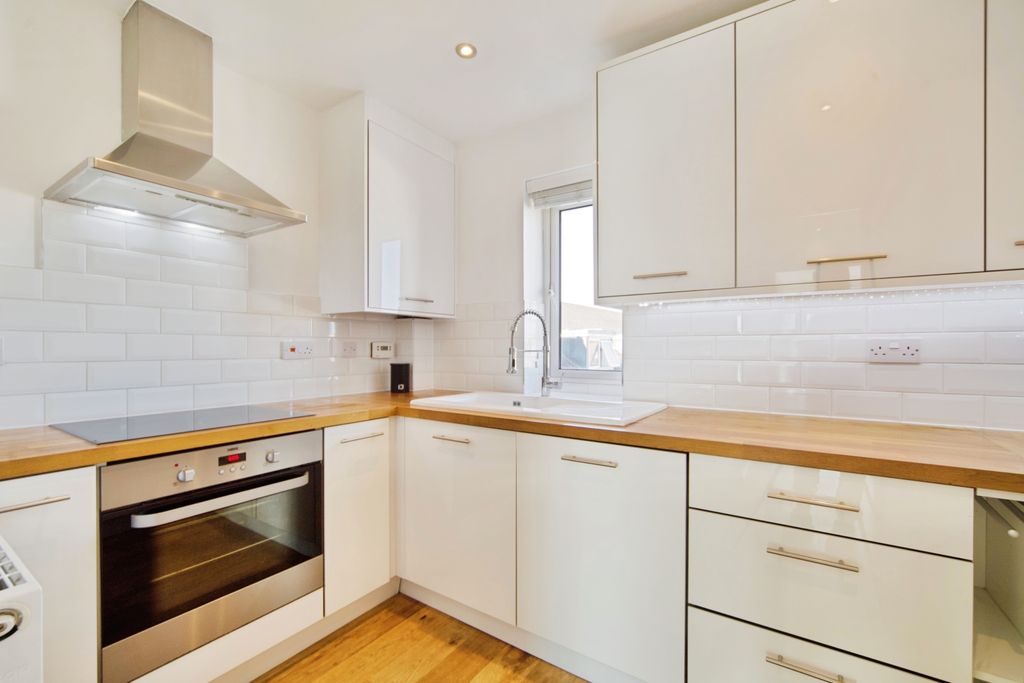 2 bed flat for saleThe Cedars, Broxbourne EN10 photo 5