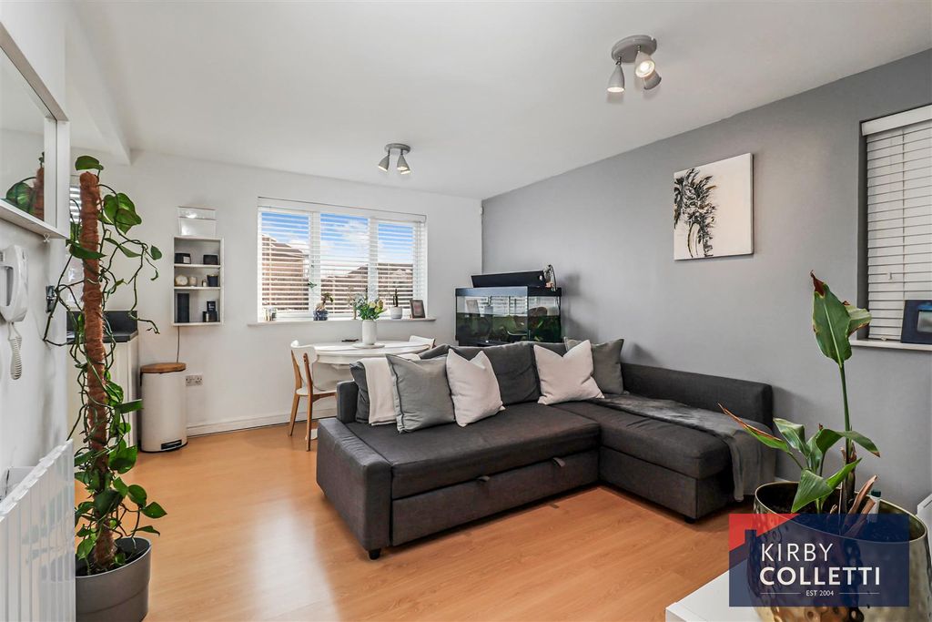 2 bed flat for saleYukon Road, Broxbourne EN10 photo 2