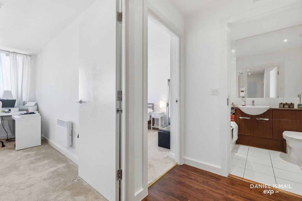 2 bed flat for saleThe Icon, Southernhay, Basildon SS14 photo 4