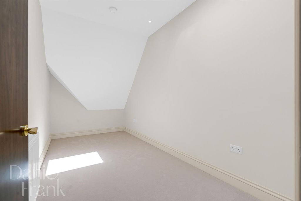 Additional image 35 of 5 bed semi-detached house for salePalmerston Road, Buckhurst Hill IG9