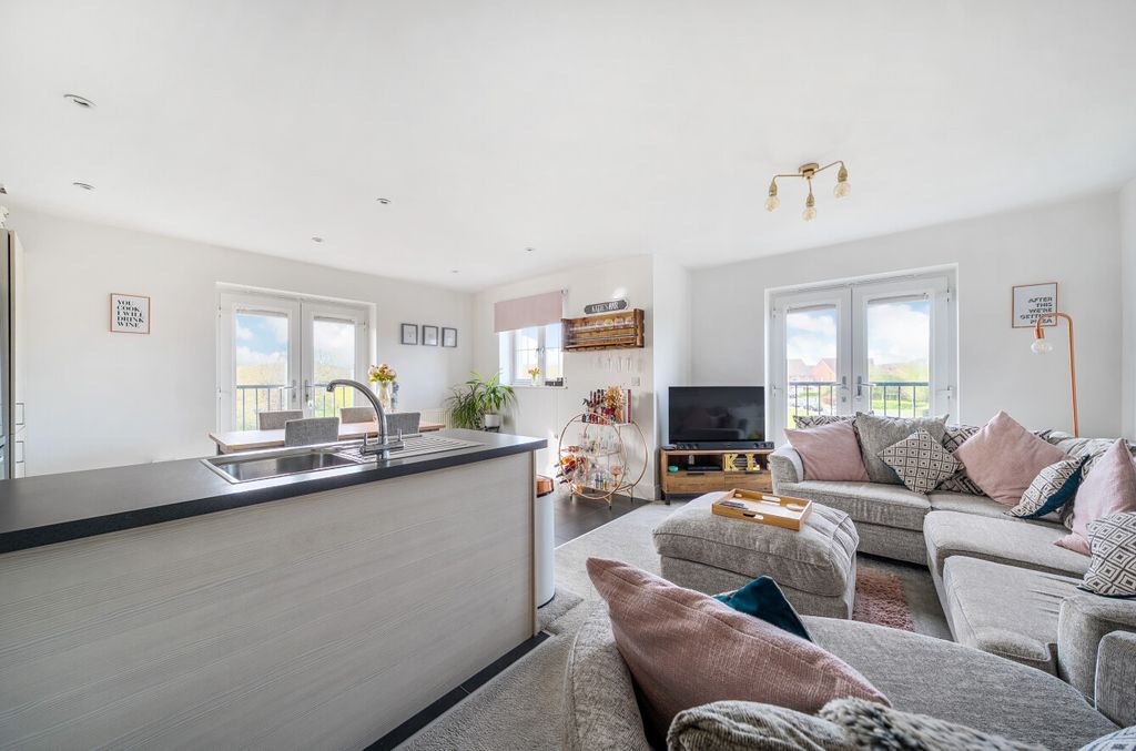 2 bed flat for saleHoneysuckle Drive, Billingshurst RH14