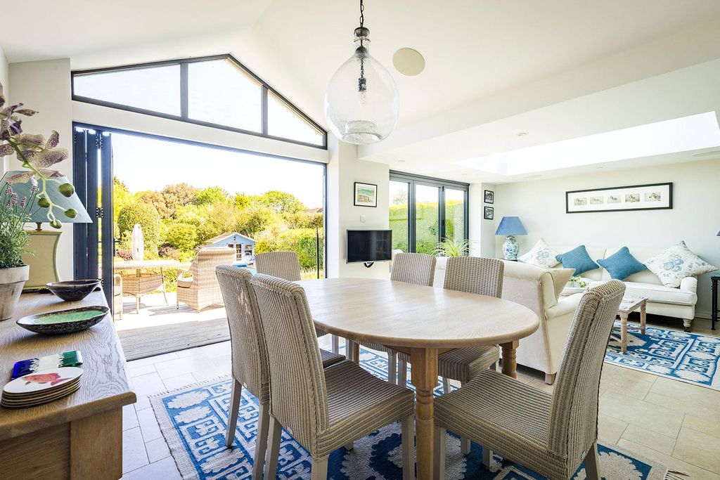 4 bed detached house for saleWeston Close, Upton Grey, Basingstoke, Hampshire RG25 photo 4