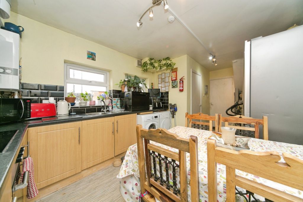 Additional image 3 of 2 bed flat for saleLlewelyn Road, Colwyn Bay, Conwy LL29