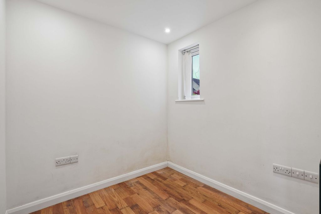 Additional image 6 of 2 bed flat for saleFarmhouse Meadow, Shirley Heights OX28