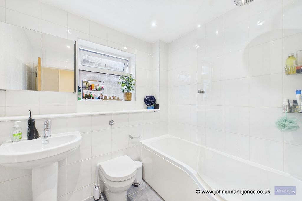 Additional image 13 of 1 bed property for saleCornhill Close, Addlestone KT15