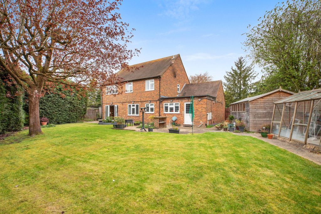 5 bed detached house for saleYew Tree Close, Stoke Mandeville HP22 photo 4