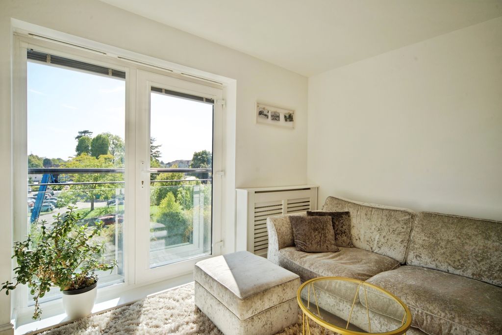 2 bed flat for saleThe Cedars, Broxbourne EN10 photo 3