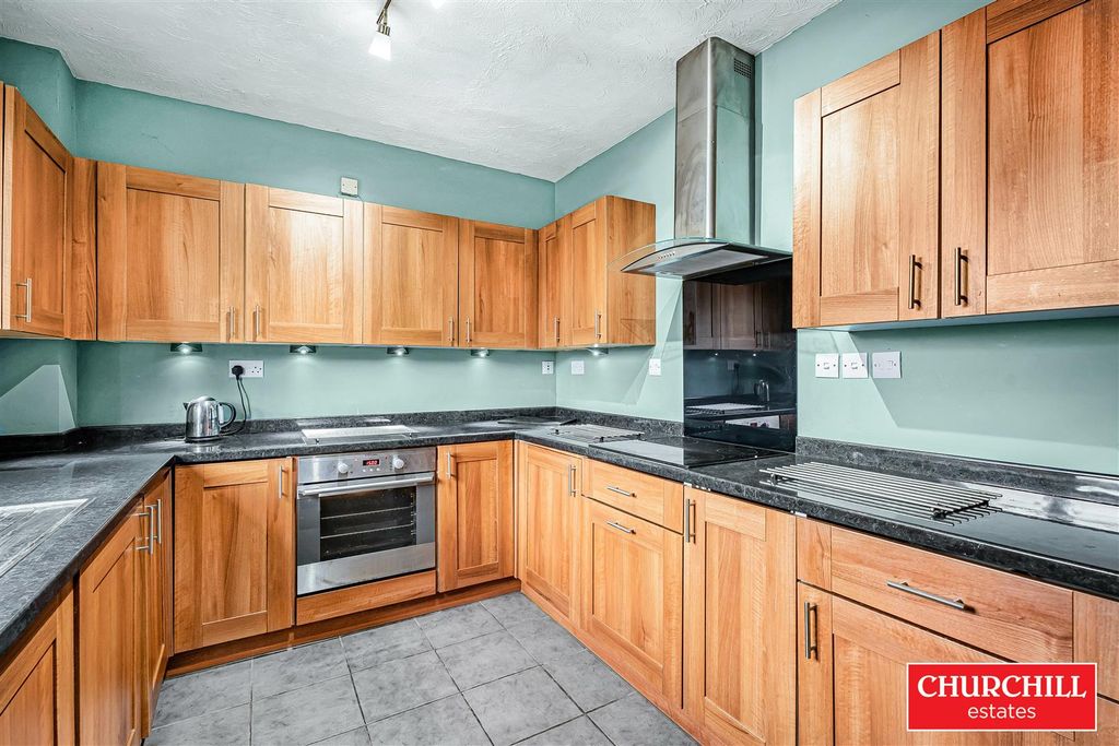 Additional image 8 of 2 bed flat for saleBoleyn Court, Epping New Road, Buckhurst Hill IG9