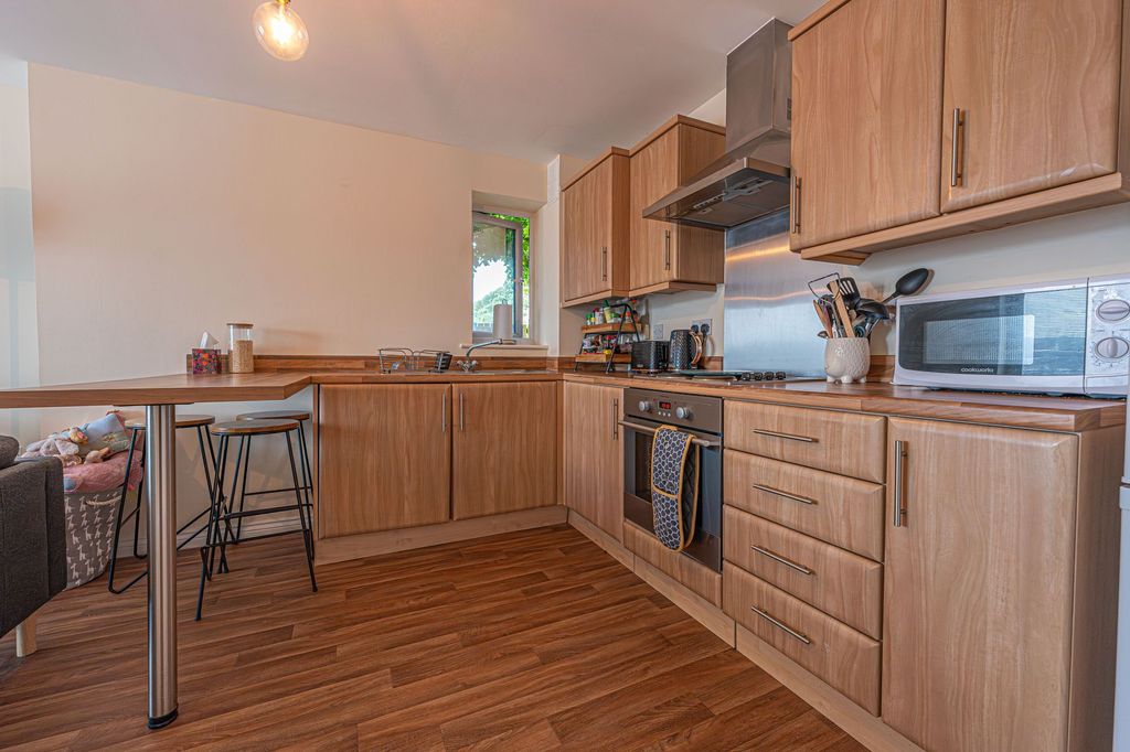 2 bed flat for saleRodney Road, Devonia House NP19 photo 3