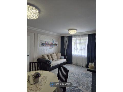 Roosevelt Way, Dagenham RM10
