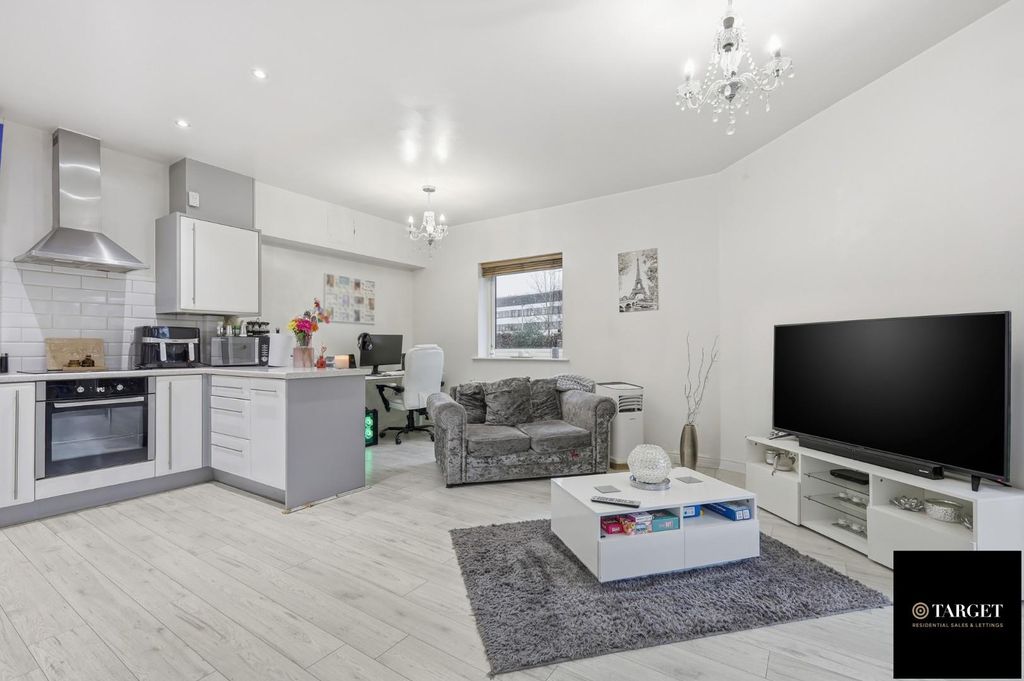2 bed flat for saleThe Cedars, Broxbourne EN10 photo 4
