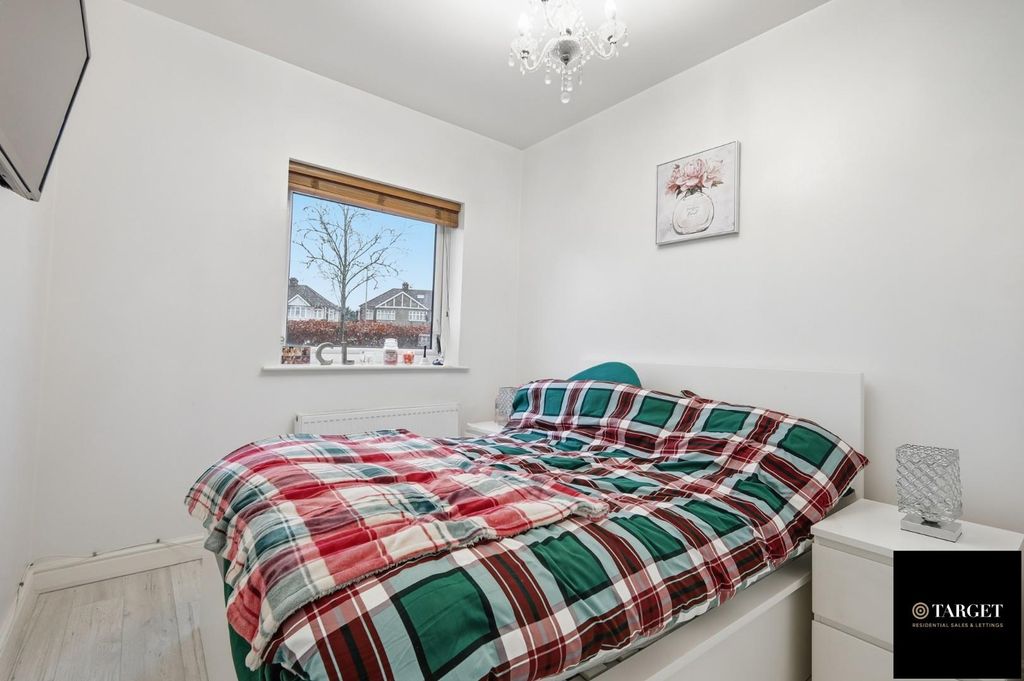 2 bed flat for saleThe Cedars, Broxbourne EN10 photo 5