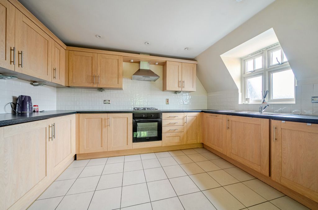 3 bed flat for saleLansdowne Road, Bromley BR1 photo 3