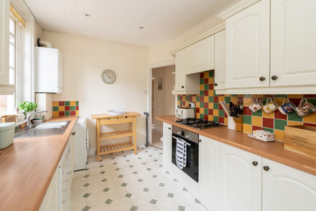 2 bed flat for saleMorden Grange, Betchworth RH3 photo 4