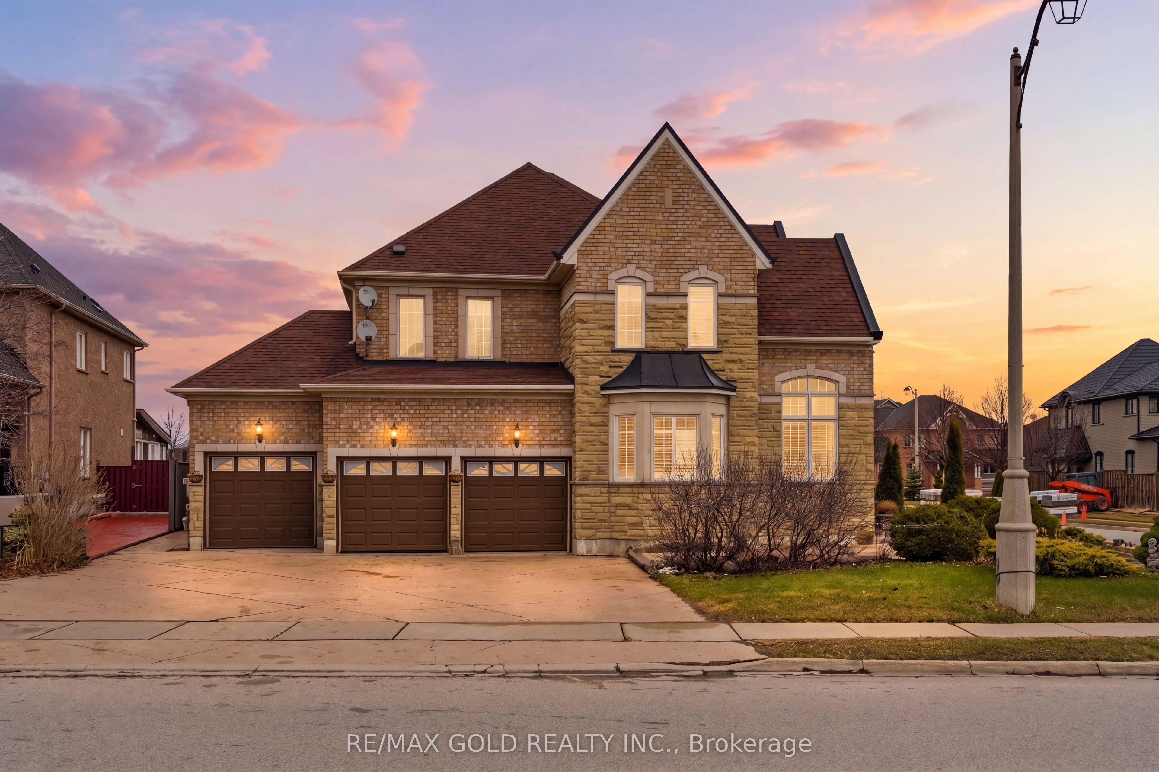2 Calderstone Road, Brampton, ON, L6P 2A4