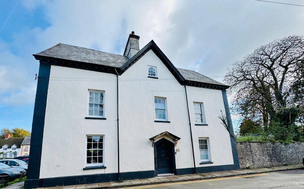 4 bed town house for salePriory Street, Monmouthshire NP15