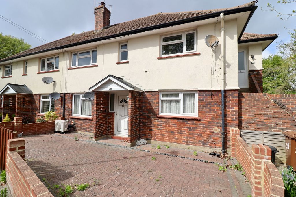 2 bed flat for saleSmith Road, Chatham ME5