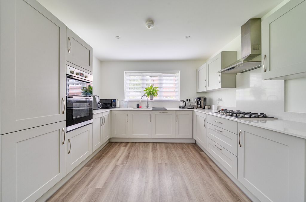 Additional image 12 of 5 bed detached house for saleWalton Close, Alton, Hampshire GU34