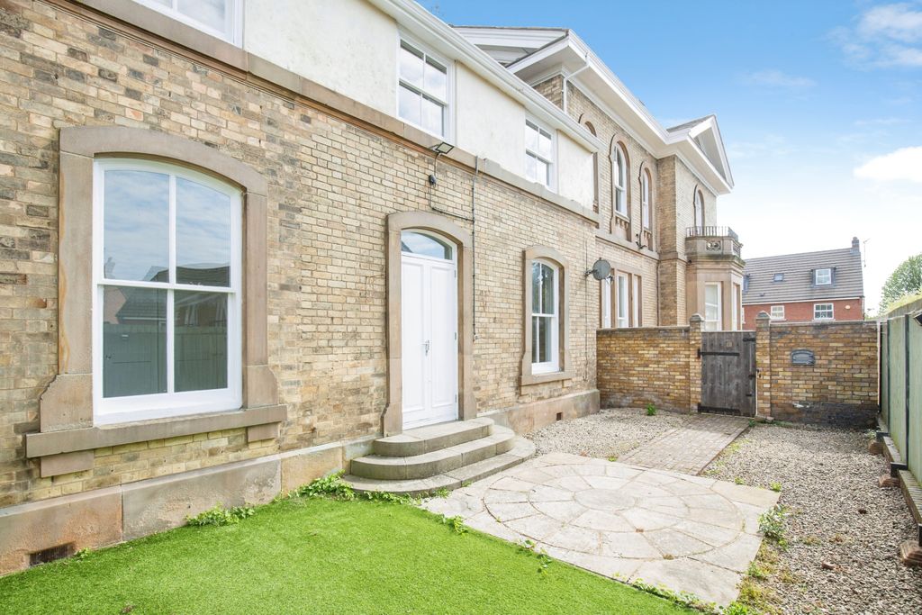 2 bed flat for saleOrchard House, Charlotte Way, Atherstone CV9