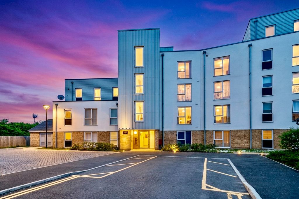 2 bed flat for saleHawker Drive, Addlestone, Surrey KT15