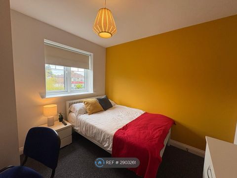 The Drive, Reading RG6, Room to rent