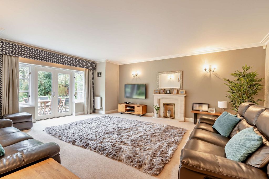 5 bed detached house for saleCleves Lane, Upton Grey, Basingstoke, Hampshire RG25 photo 2