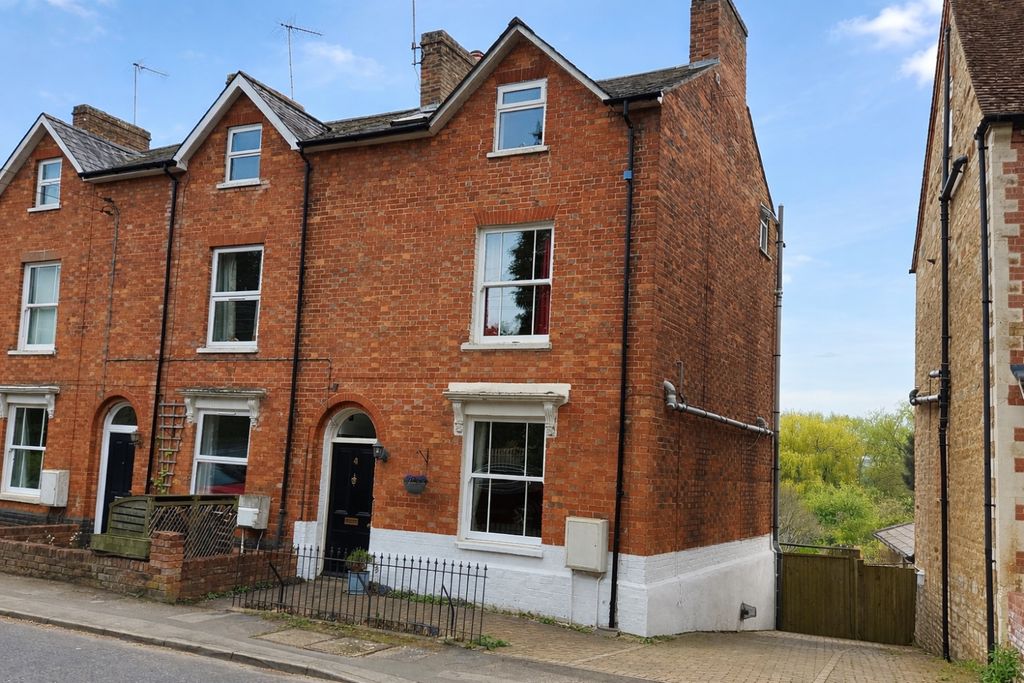 4 bed town house for saleBrackley Road, Buckingham MK18
