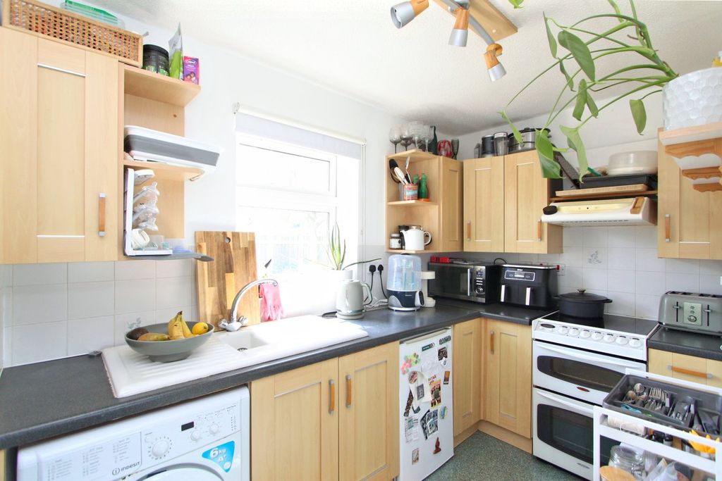 2 bed flat for saleGloucester Terrace, Gloucester Road, Thornbury, South Gloucestershire BS35 photo 5