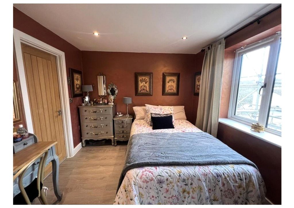 1 bed flat for saleParkers Way, Totnes, Devon TQ9 photo 5