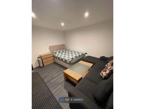 Delacourt Road, Manchester M14, Studio to rent