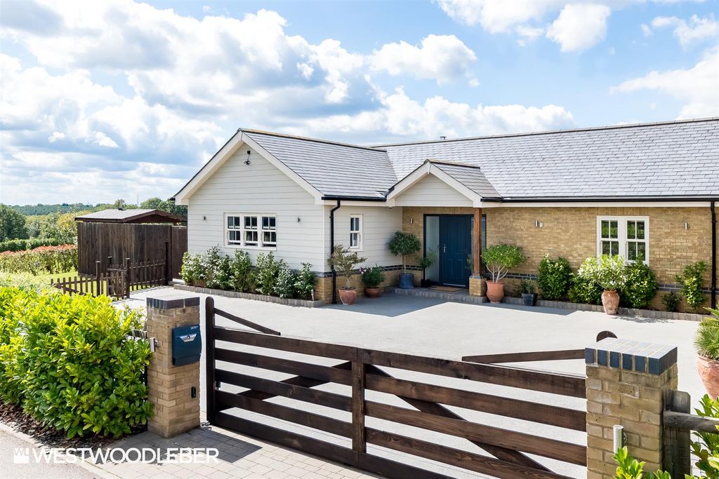 3 bed detached bungalow for saleBirch Farm Place, Broxbourne EN10