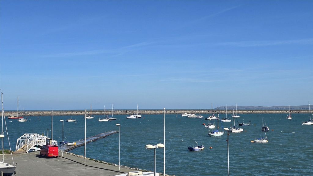 2 bed flat for saleNewry Beach, Holyhead, Isle Of Anglesey LL65