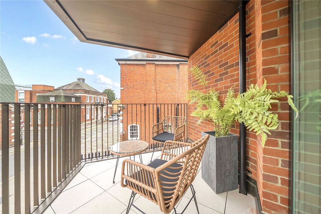 2 bed flat for saleTweedy Road, Bromley BR1 photo 2