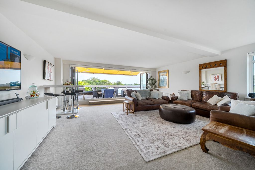3 bed flat for saleParkside, Court Downs Road, Beckenham, Kent BR3