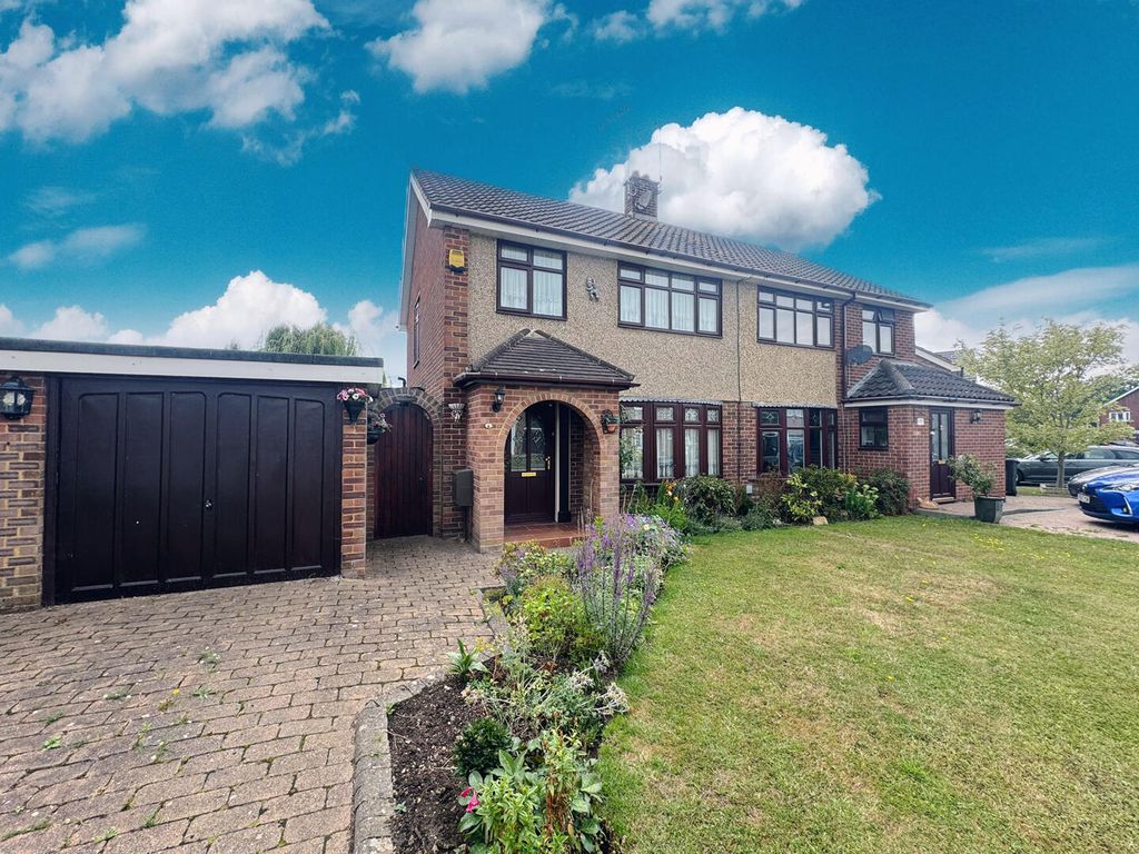 3 bed semi-detached house for saleHawksway, Kingswood, Basildon SS16