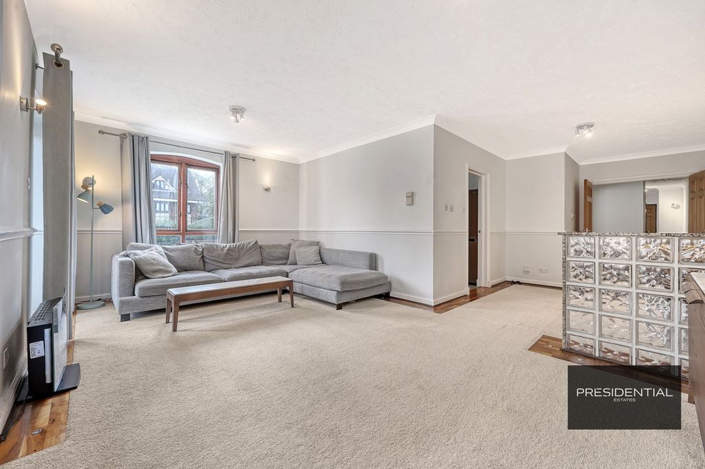 Additional image 7 of 3 bed flat for saleBoleyn Court Epping New Road, Buckhurst Hill IG9