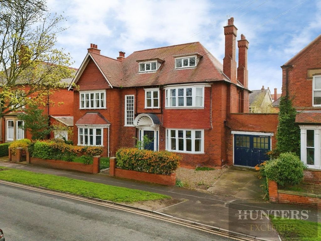 7 bed link detached house for saleCardigan Road, Bridlington YO15