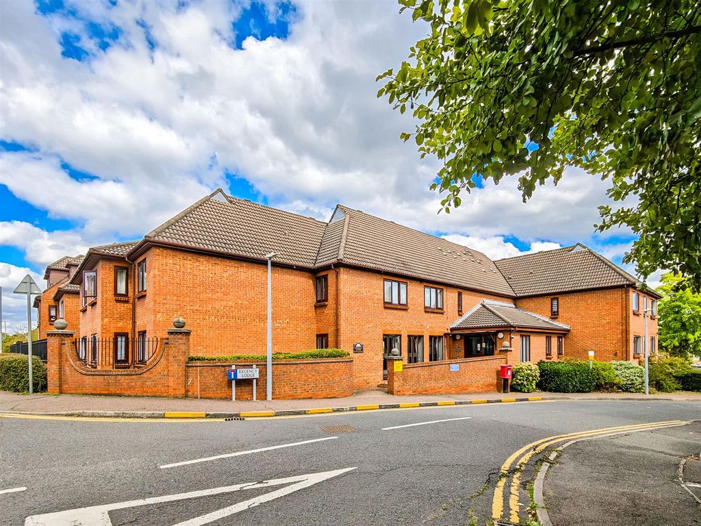 1 bed property for saleAlbert Road, Buckhurst Hill IG9