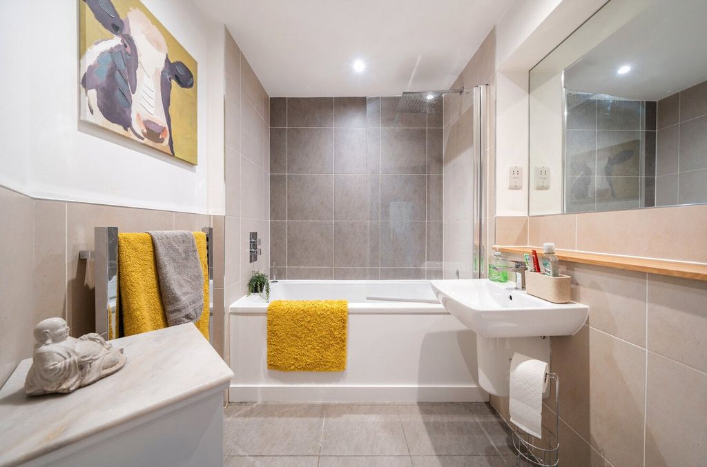 Additional image 6 of 2 bed flat for saleMagnolia Drive, Banstead, Surrey SM7