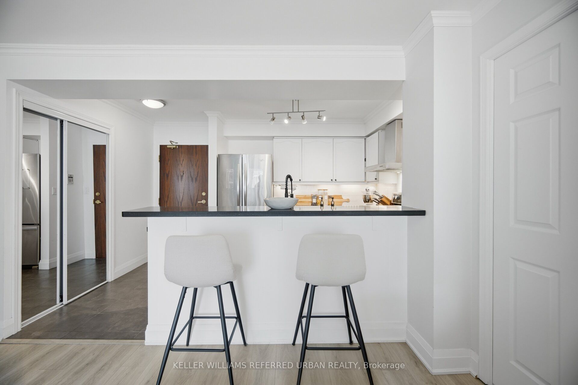 707-190 Manitoba Street, Toronto, ON, M8Y 3Y8