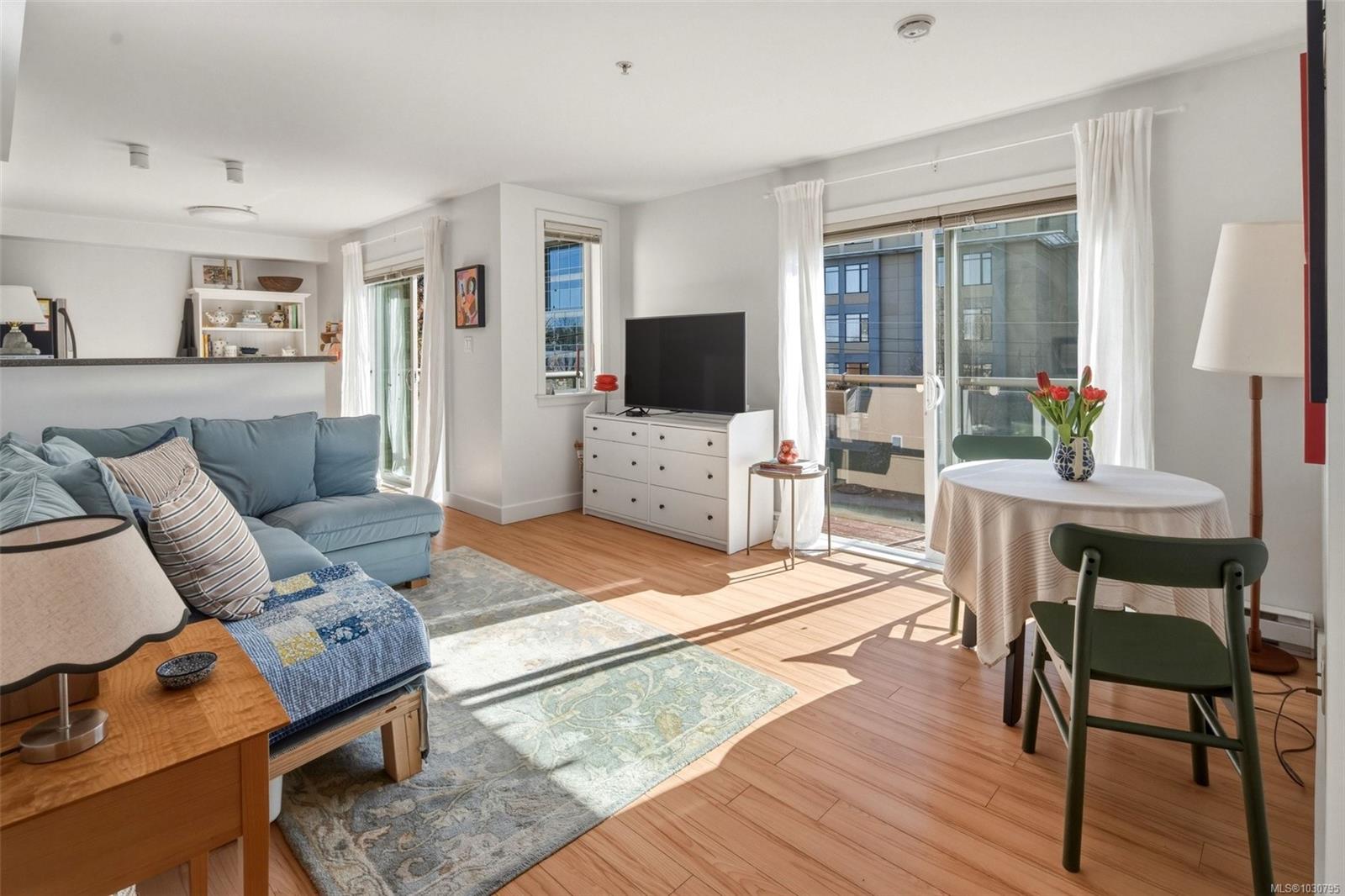 303-356 Gorge Road E, Victoria, BC, V8T 2W2