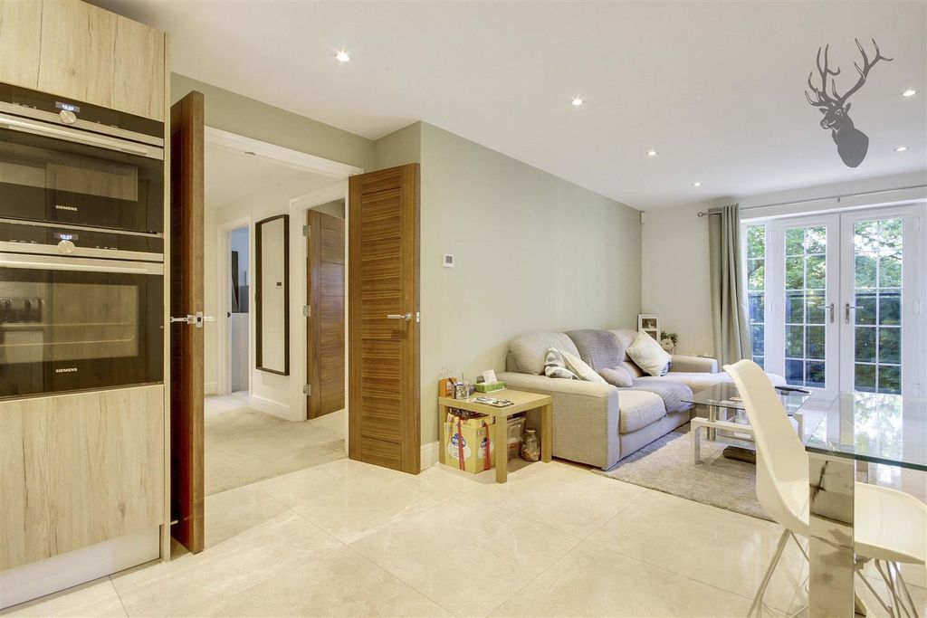 2 bed flat for saleStation Way, Buckhurst Hill IG9 photo 4