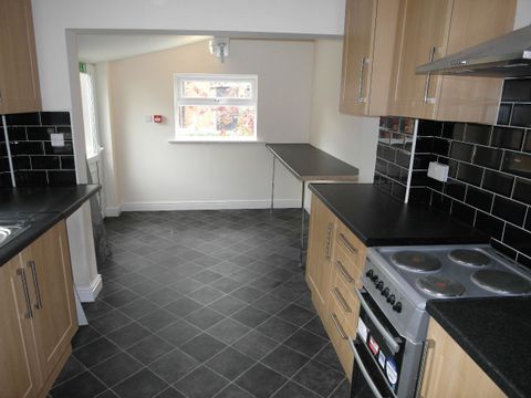 Room 2, 17 Station Terrace NG15, Room to rent