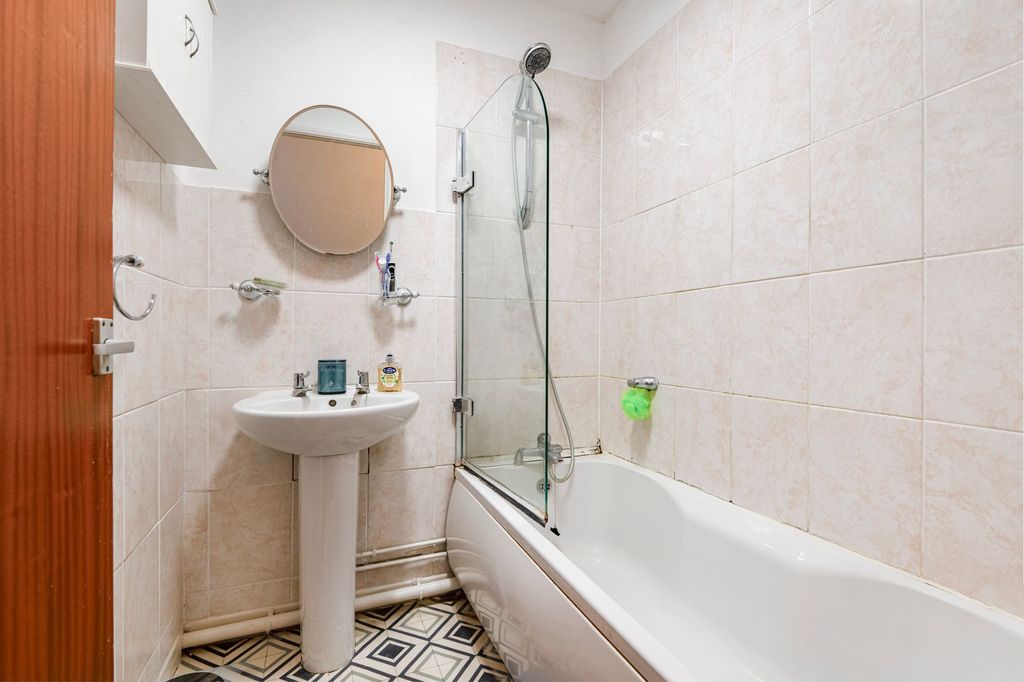 Additional image 8 of 1 bed flat for saleKirkley Cliff Road, Lowestoft NR33