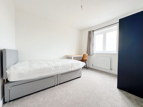 Baylis Gardens, Bristol BS34, Room to rent