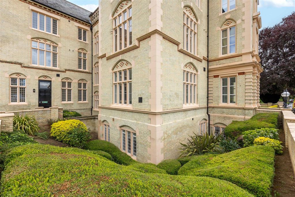 3 bed flat for saleFairfield Hall, Kingsley Avenue, Fairfield SG5